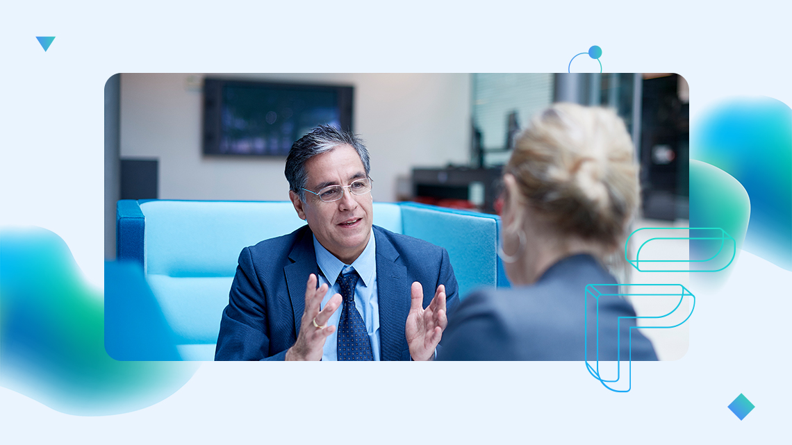 Ubezpieczenia - mężczyzna siedzący na przeciw kobiety i rozmawiający z nią